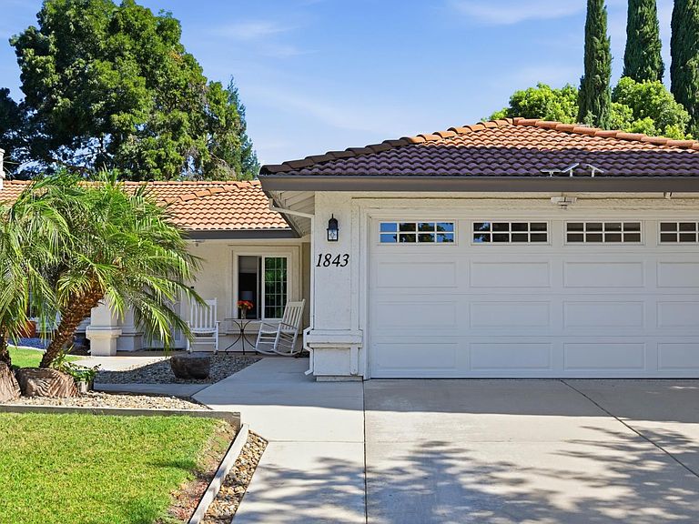 1843 Brookside Dr photo 3