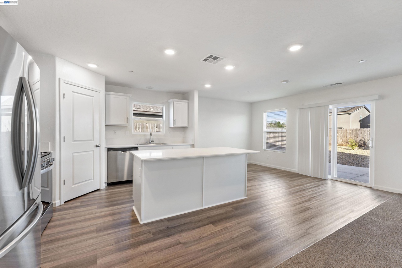 4577 Isabel Ct photo 3