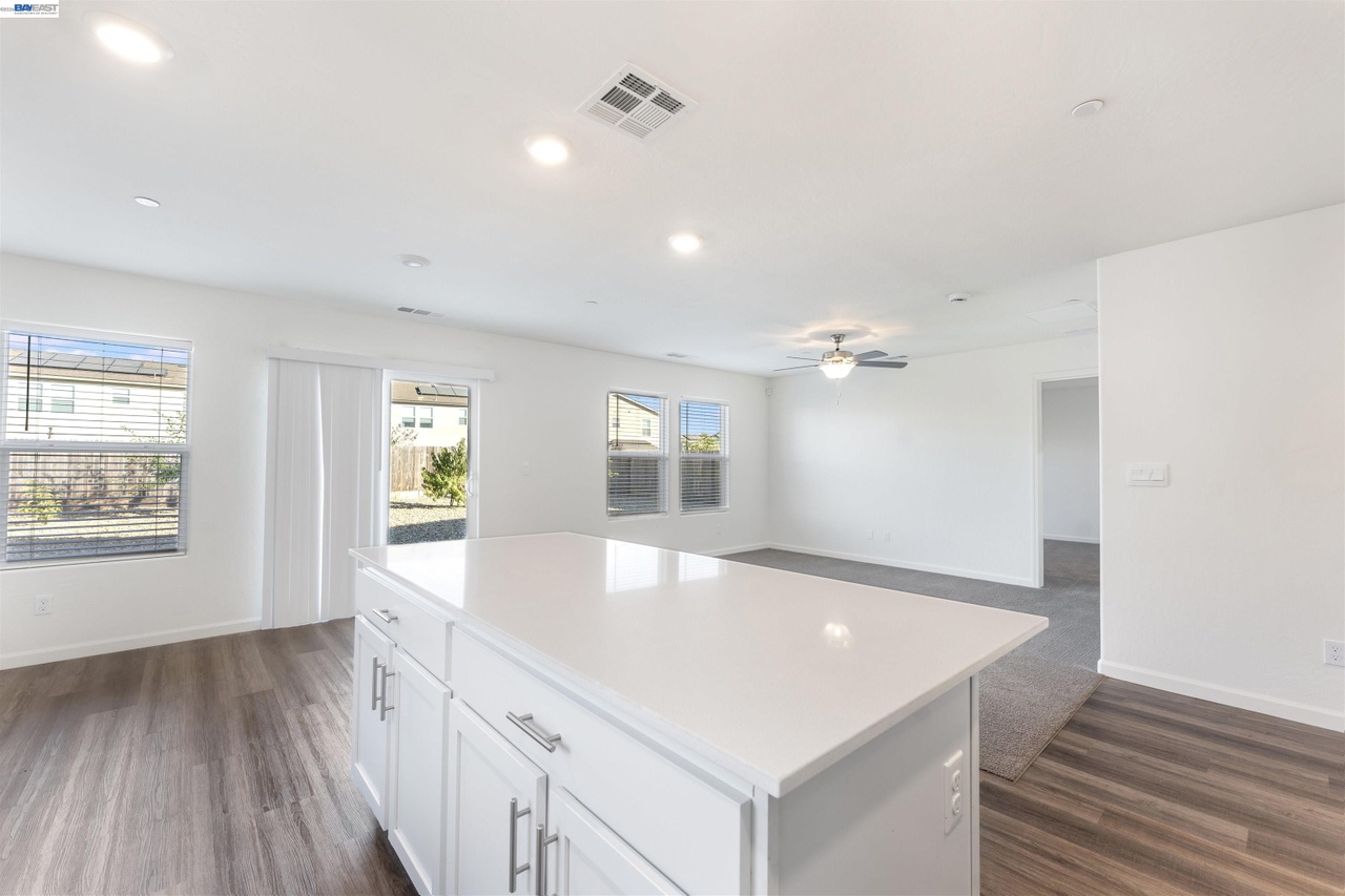 4577 Isabel Ct photo 8